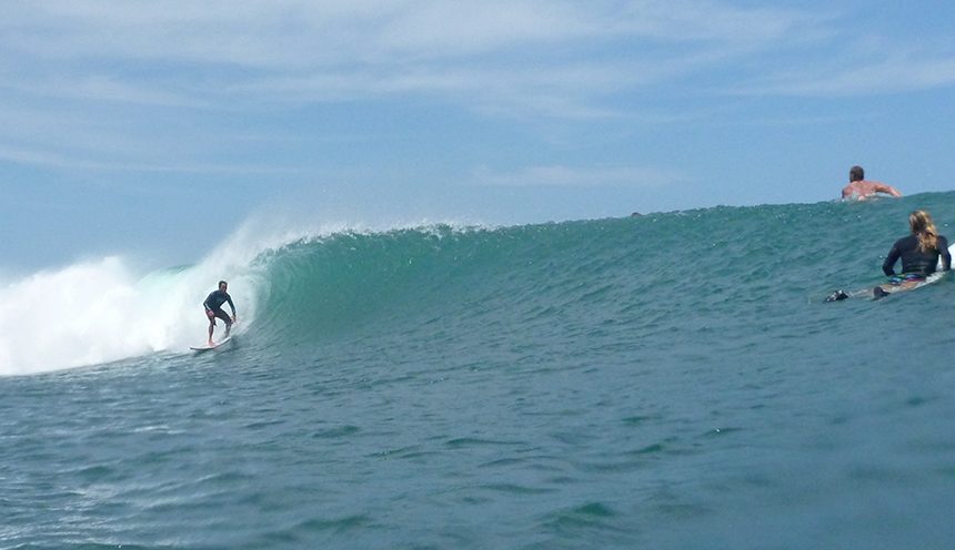 Pesona Pantai dan Serunya Berselancar di Laut Aceh